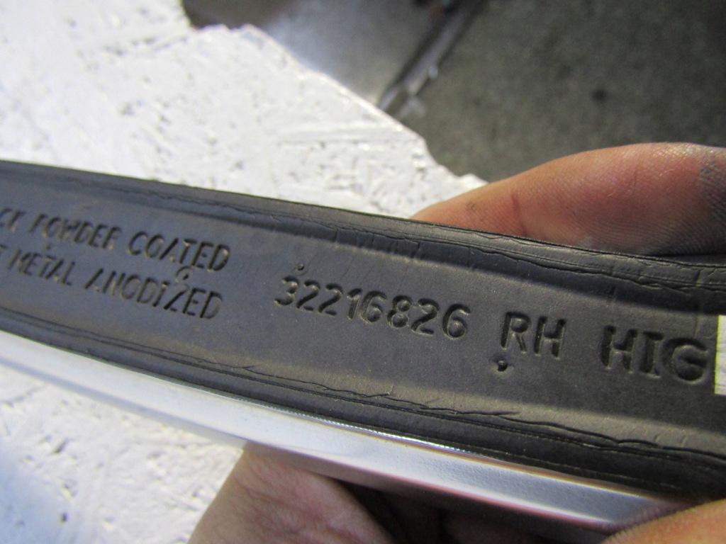 Volvo v60 2 рейлінг даховий правий 32216826 Оригінал