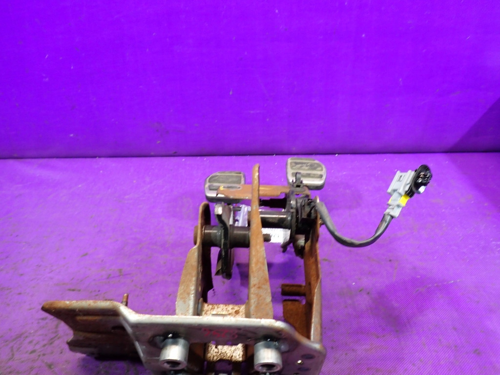 фото №7, Peugeot 207 06-09 1.4 vti педалі зчеплення гальма датчик 9685102080