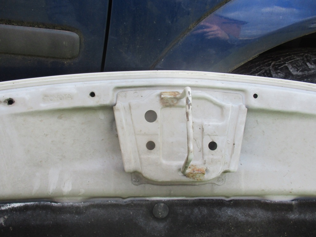 фото №10, Yaris ii 2007r - капот , белый