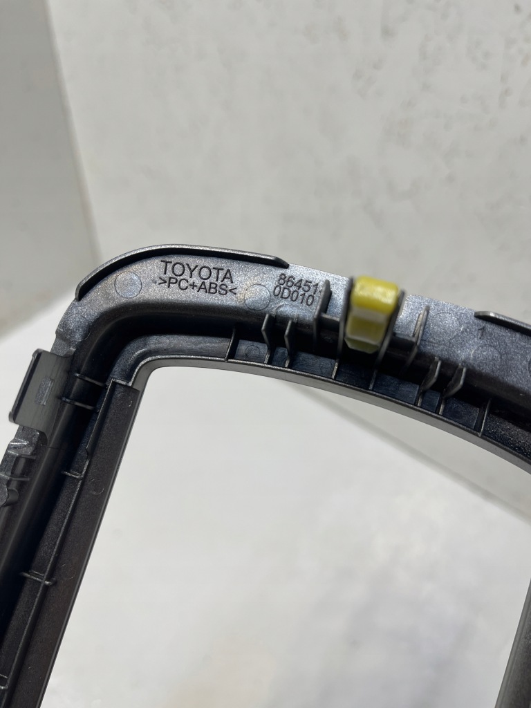 фото №2, Toyota yaris iii рамка radja 864510d010