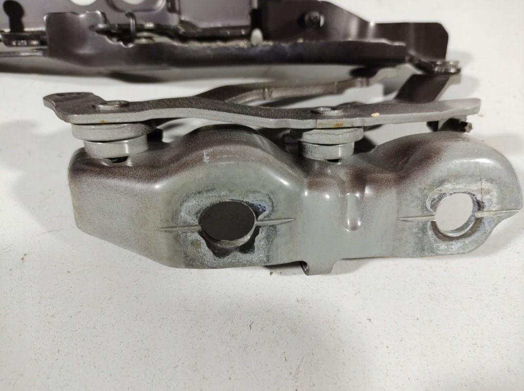 фото №3, Volvo v60 18r- петля капот правий