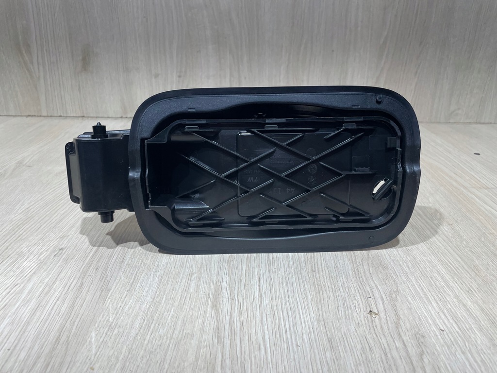 фото №1, Audi a4 b9 заливная горловина топлива 8w0809906