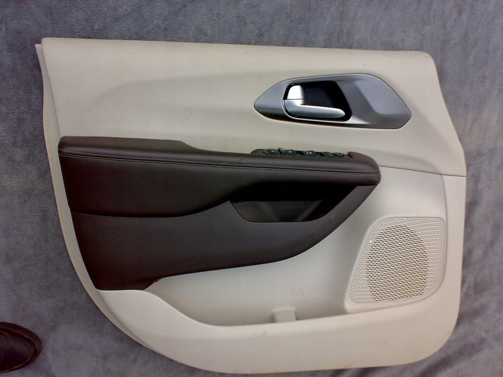 фото №1, Chrysler pacifica 2017 2021 обивка обшивка дверь p.l