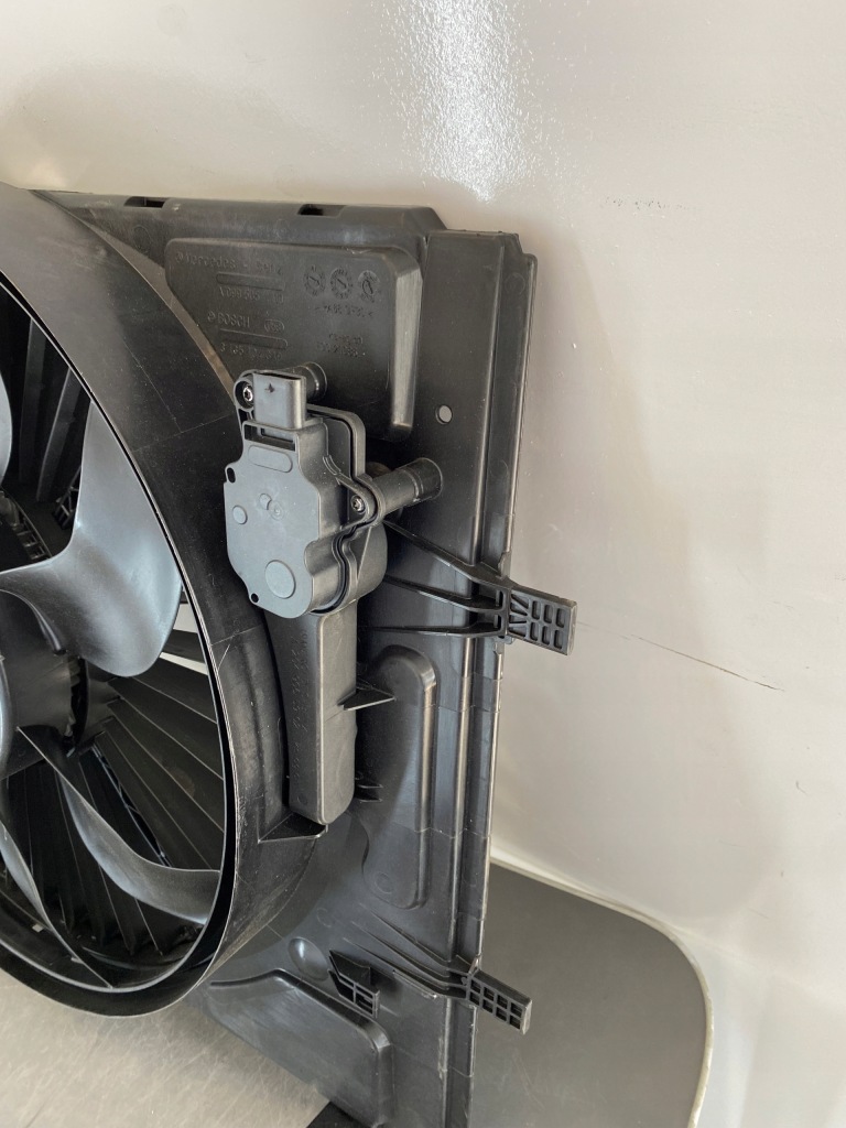 Купить Вентилятор радиатора mercedes glc a0995052100