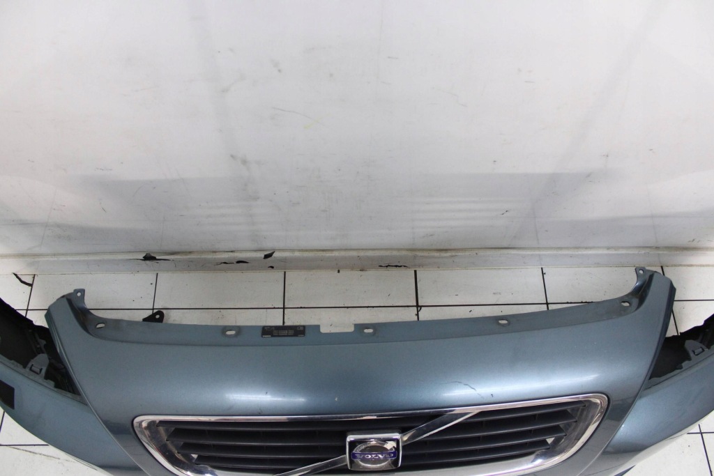 Купить Volvo v50 lift 2007r- бампер перед передний + решётка радиатора 479 - код лакокрасочного покрытия