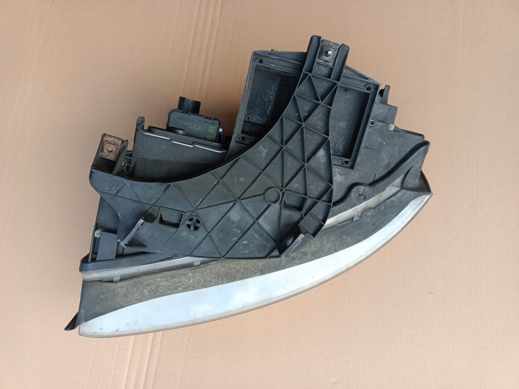 фото №1, Направляющая кронштейн лампы правый перед audi a4 b6 valeo