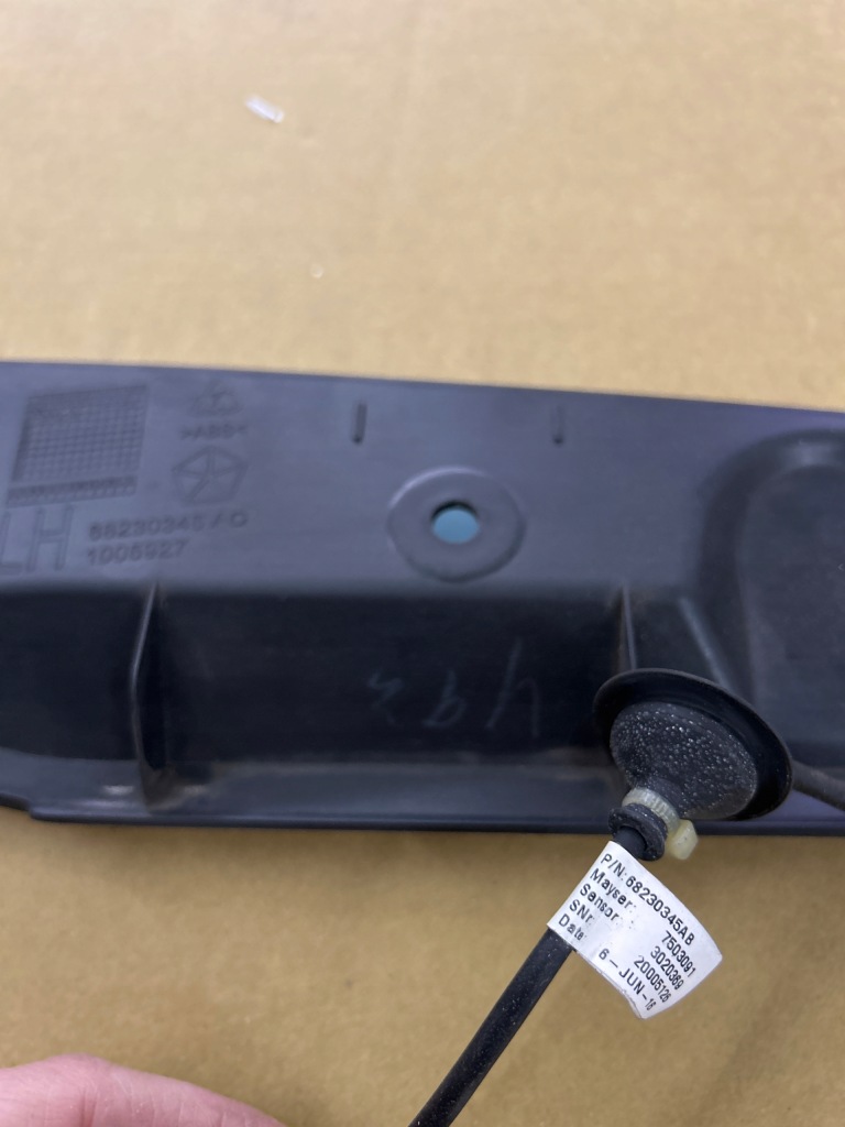 Датчик молдинг замыкание крышки задняя chrysler pacifica 68230344ac 68230345ac с Разборки