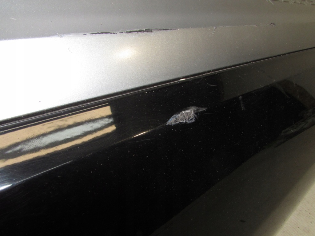 Молдинг дверь левая задний  audi q7 Оригинал