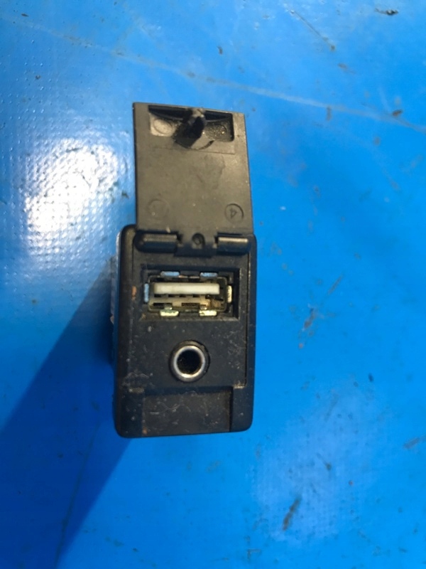 фото №2, Usb разъем toyota prius 16 8619042040