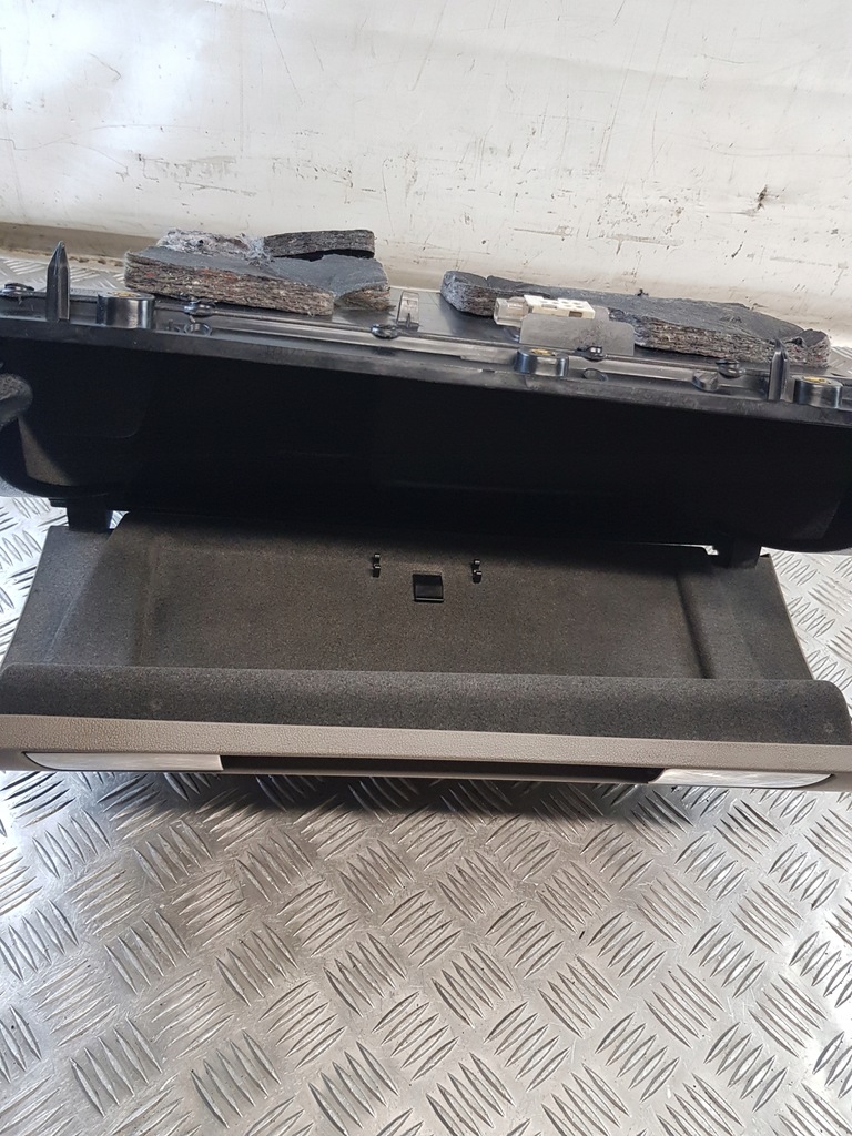 фото №9, Бардачок пассажира 8p1857035 audi a3 8p 04r- eu