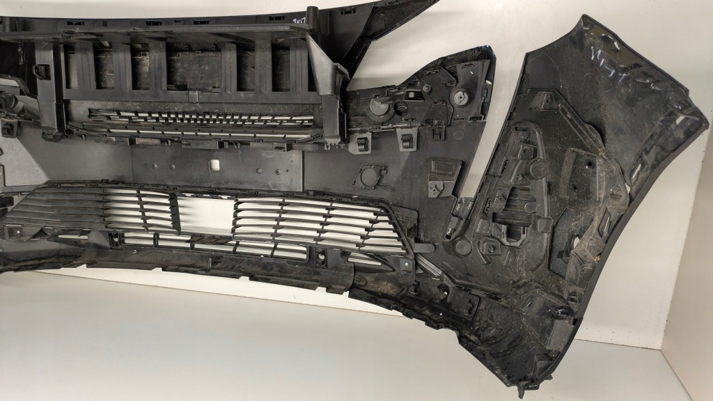 Бампер перед peugeot 3008 5008 2 рестайлинг  6pdc Оригинал