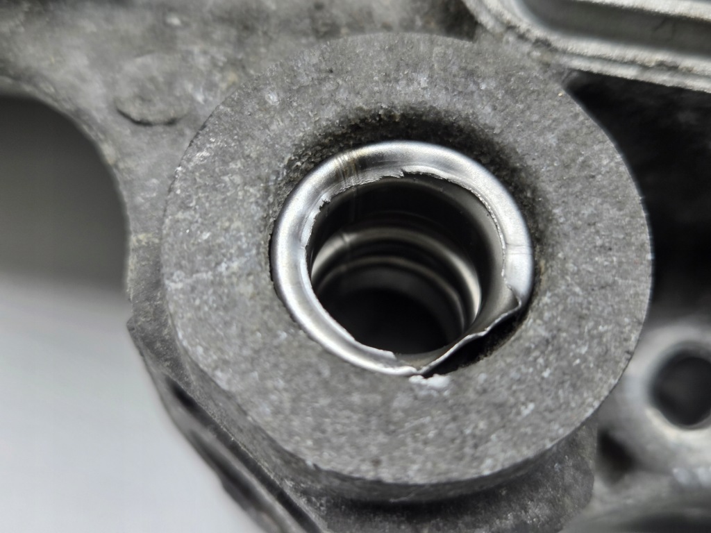 Корпус основа фільтра оливи peugeot citroen ford 1.5 blue hdi 9823532380 в Україні