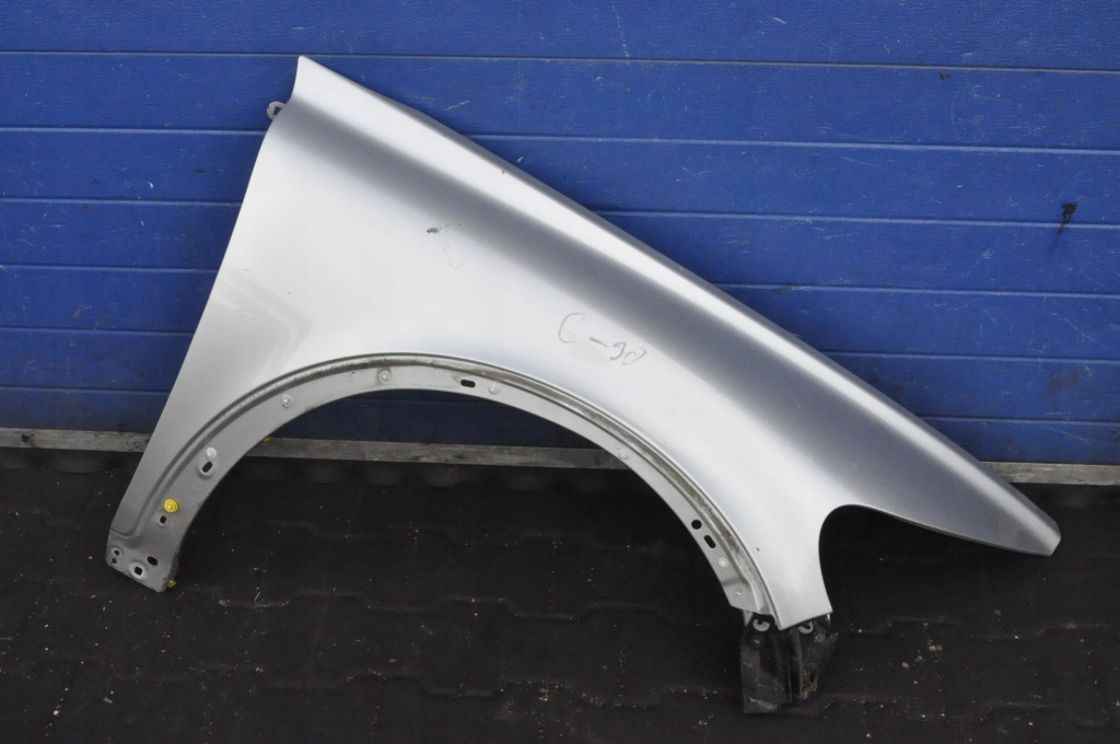 Купити Volvo c3006-09 крило правий перед передній