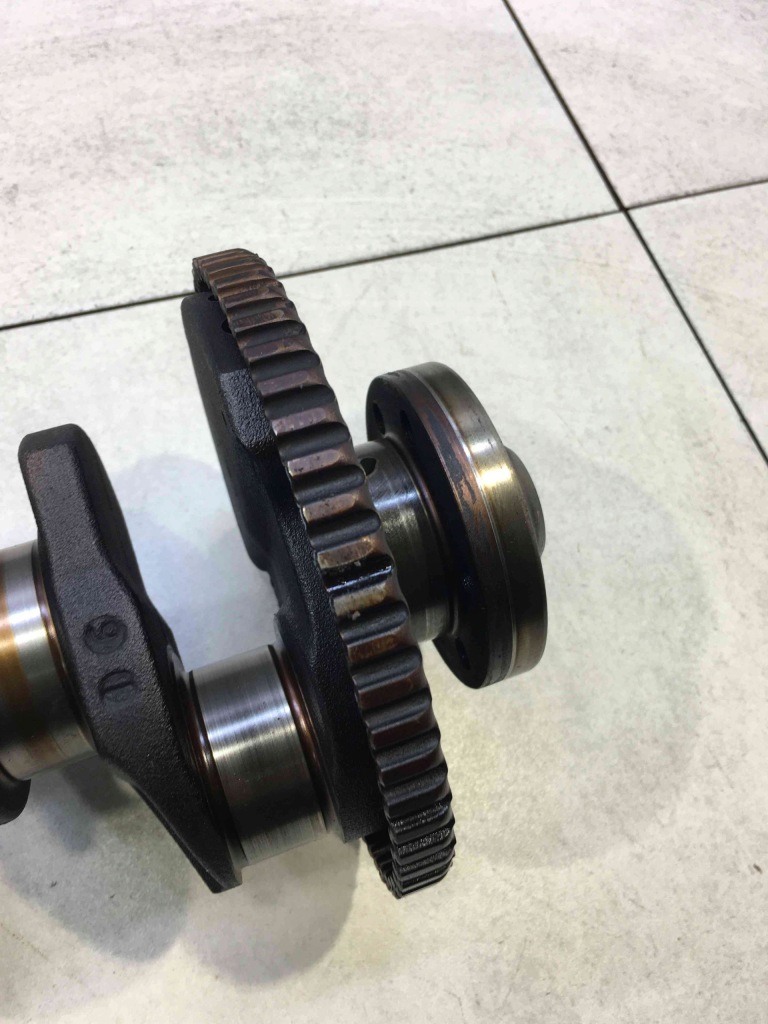 Wał коленчатый audi a4 b5 1.6 adp 050105189 в Украине