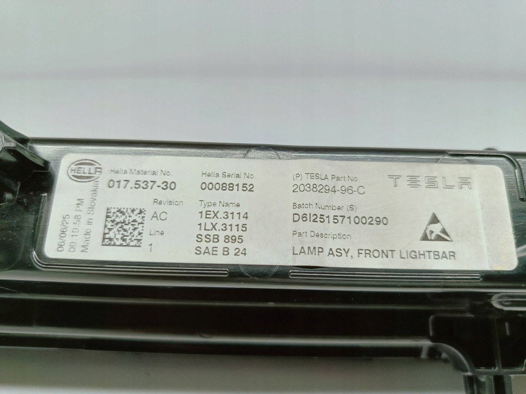 Tesla model y juniper 25- лампа накладка молдинг led бампера перед 203829496c Киев