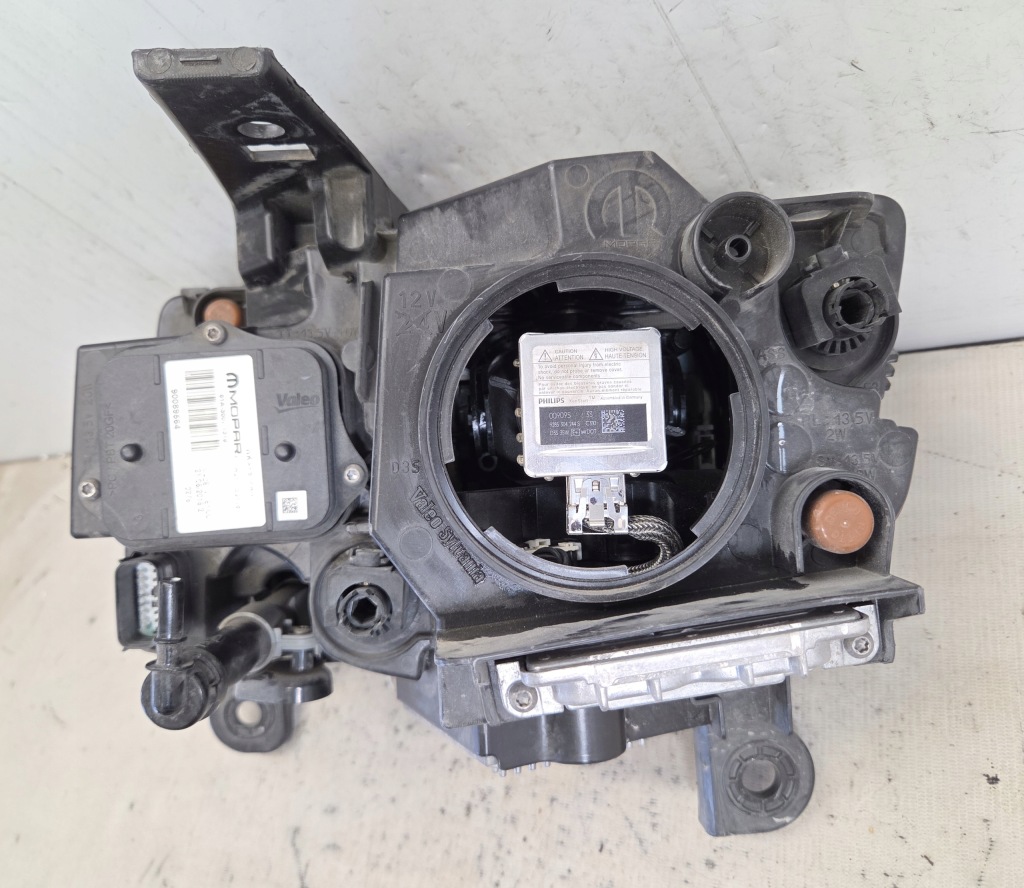 Jeep grand cherokee рестайлинг  13- фара перед правый  ксенон led оригинал европа Цена