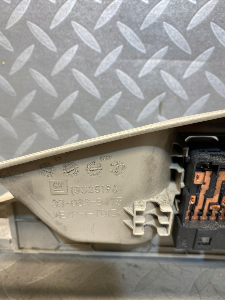 Корпус пластик сиденье левая opel insignia a бежевая 13325196 с Разборки