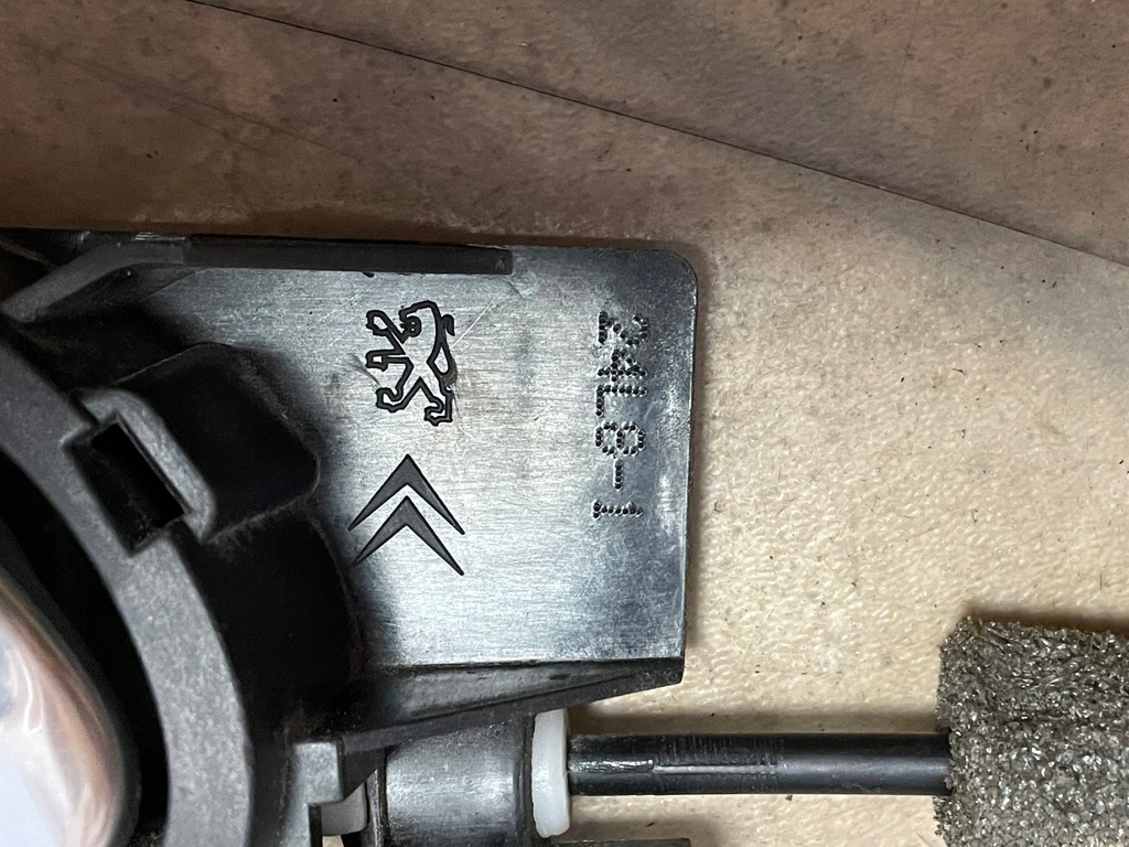 фото №11, Citroen оригинальный номер 9685950277 ручка+ замок+ кронштейн c4