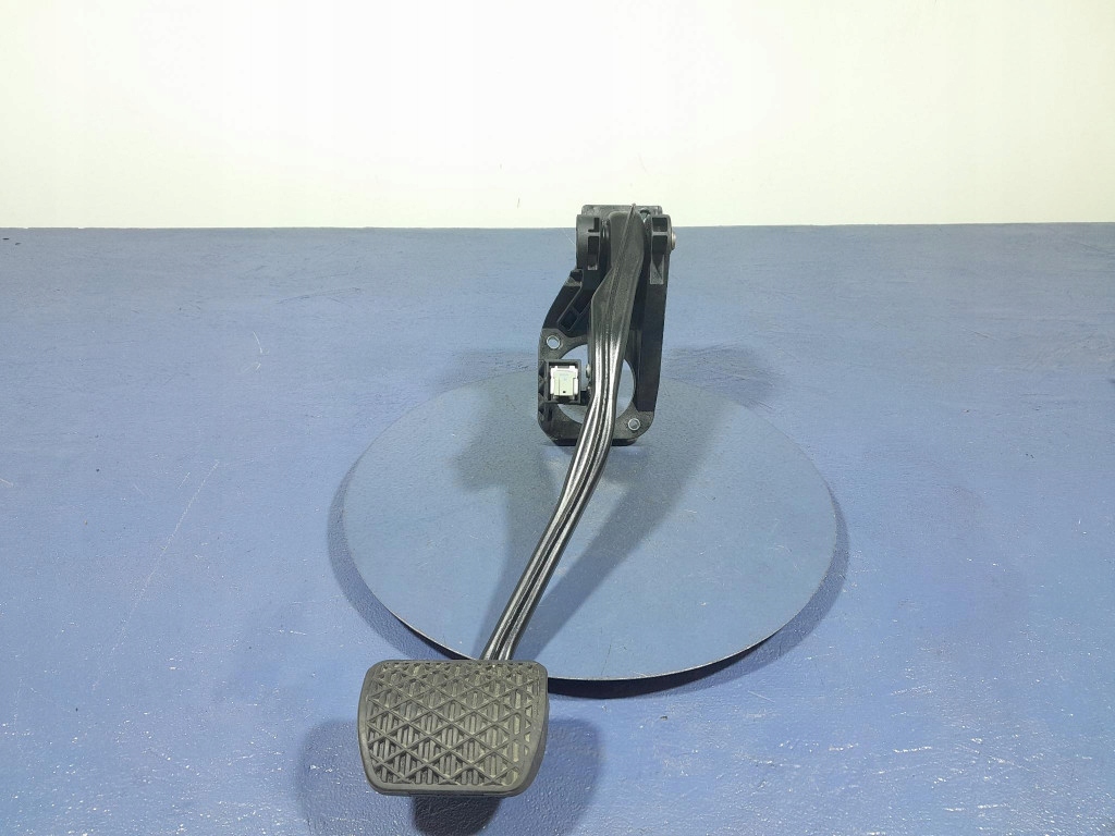 Купити Mercedes gla w156 рестайлінг  педаль гальма a2462900400