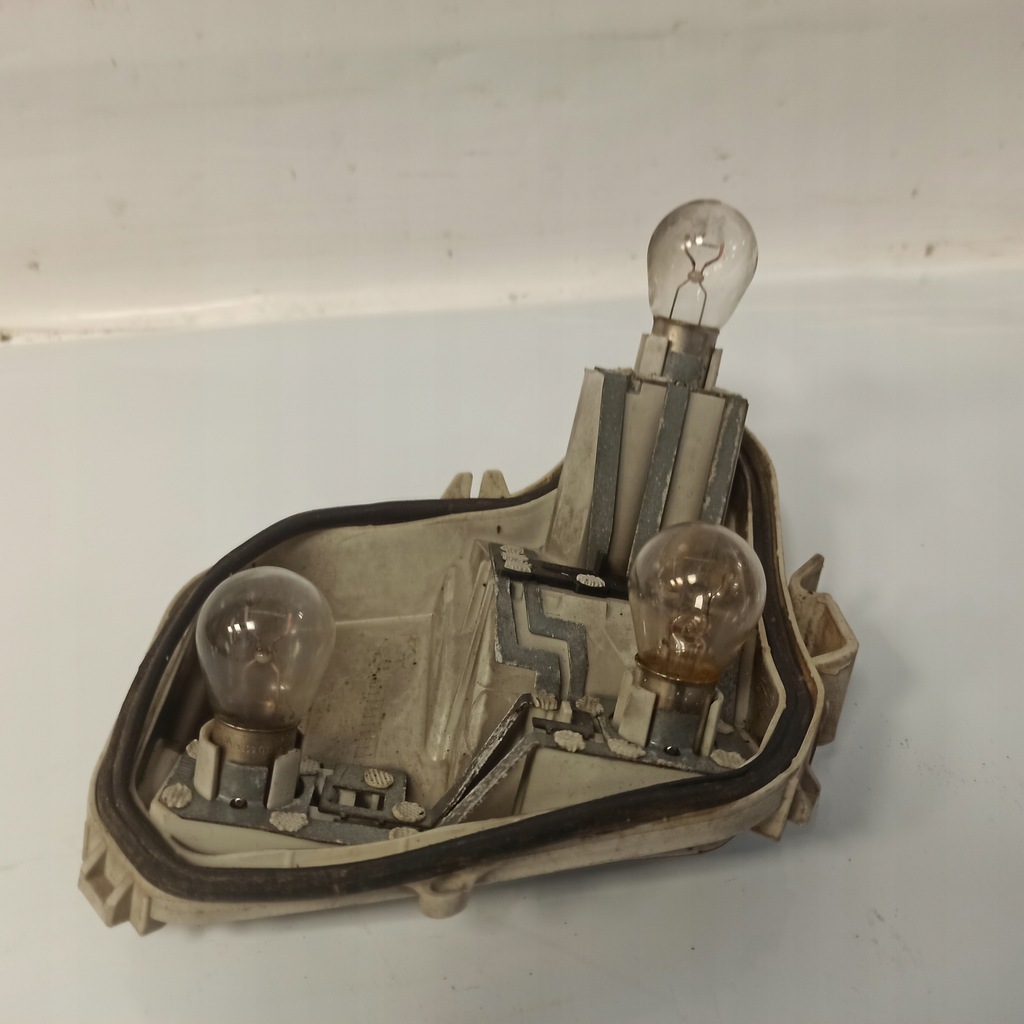 фото №8, Audi a4 b7 вкладыш лампы левый задняя 484061l