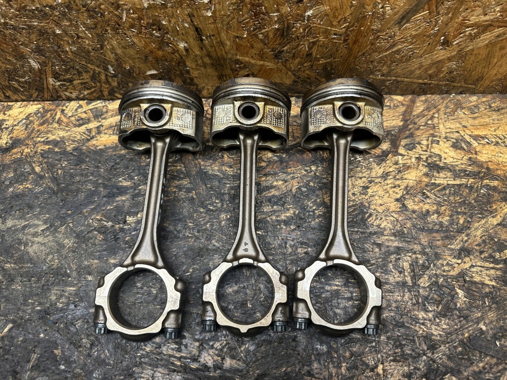 фото №1, Поршень + шатун toyota yaris 1.33 1nr-fe