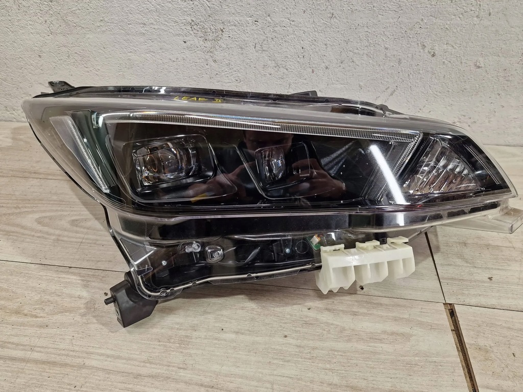 фото №1, Права лампа перед nissan leaf ii 2 ze1 full led 17