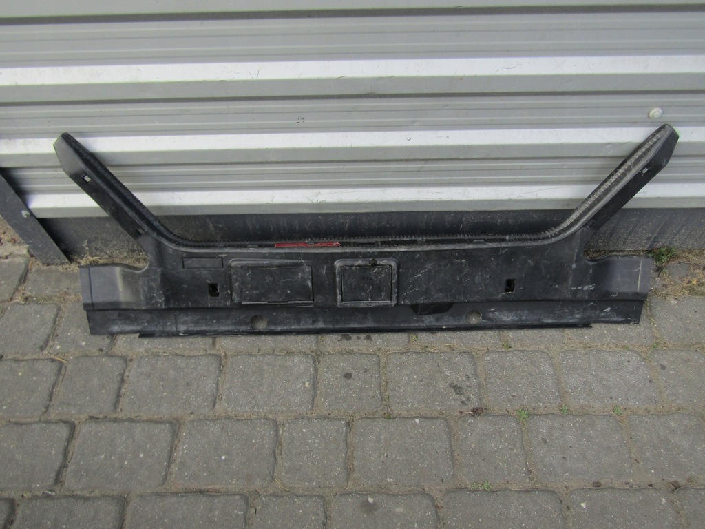 фото №1, 1 mercedes w124 sedan пластик защита багажника поперечина замка заднего