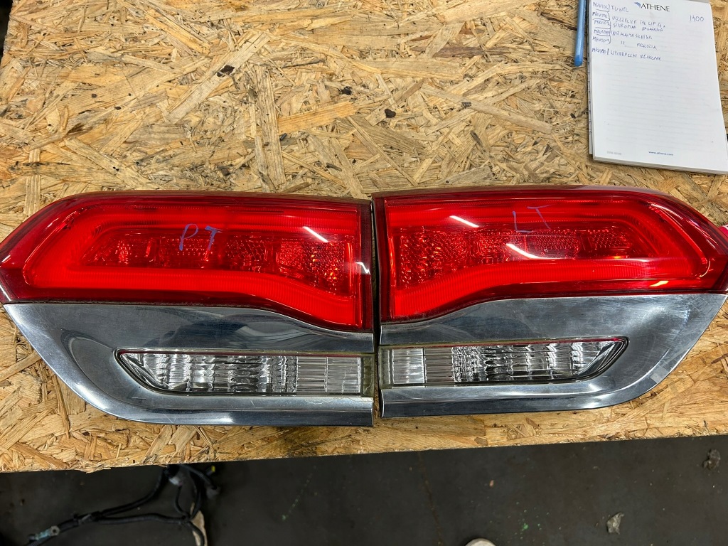 фото №1, Jeep grand cherokee wk2 3.6 лампа права задня w кришка