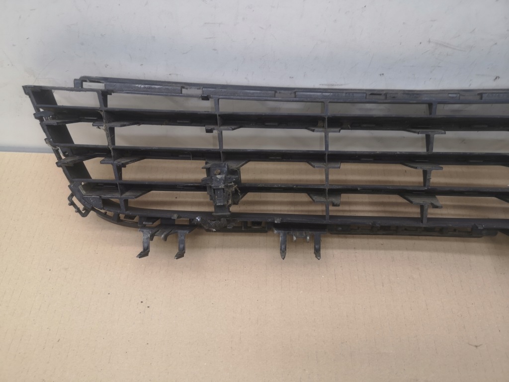 Решітка бампера середня opel astra h 3 рестайлінг  07-11 Доставка