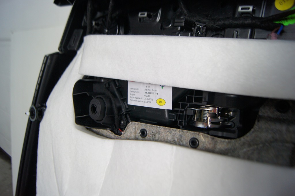 Gd touareg обивка дверь левое  задняя кожа декоративная Киев