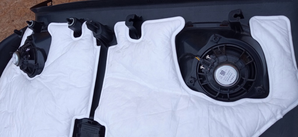 Tesla model y 20- оббивка кришки багажника задній динаміки 1536684-00-c в Україні