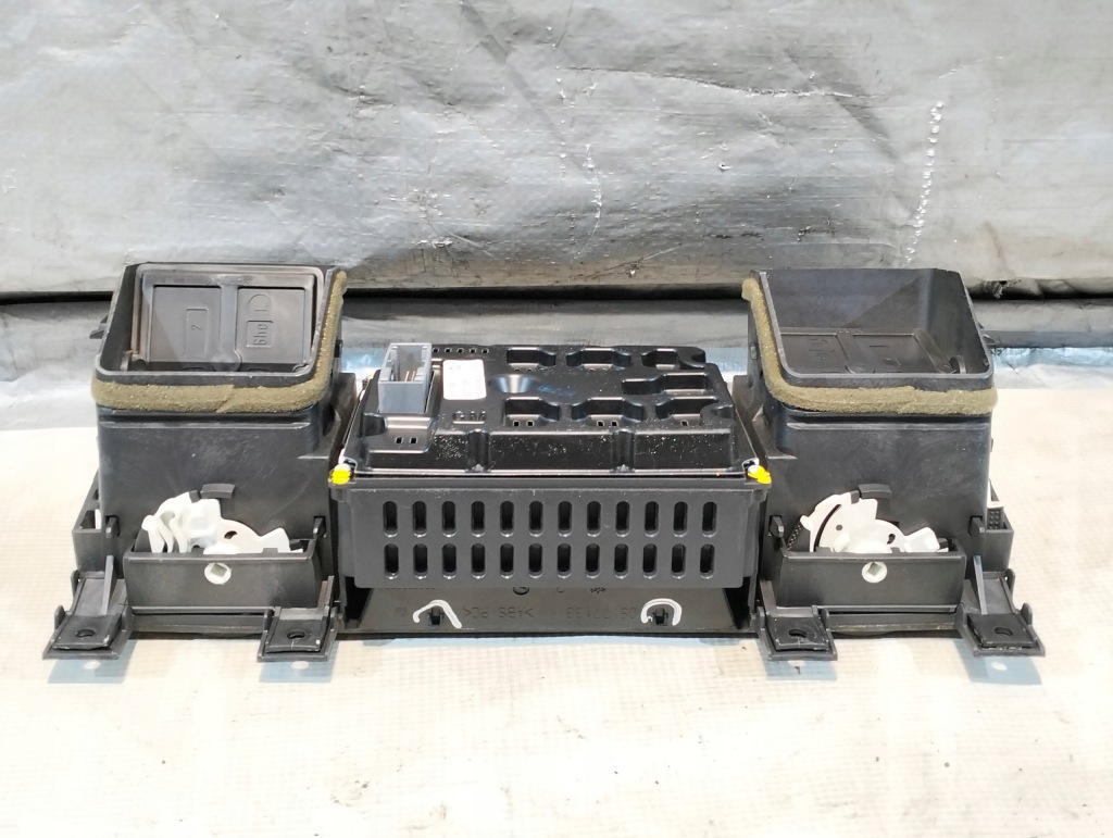 Дисплей с решётки обдув opel vectra c 2002r 1.8 16v 90kw оригинальный номер 13117636 с Разборки