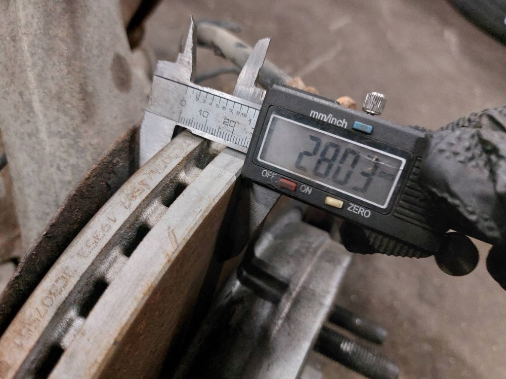 фото №12, Поворотний кулак амортизатори важелі гальмівні диски супорти перед ram 1500 i 5.7 13-