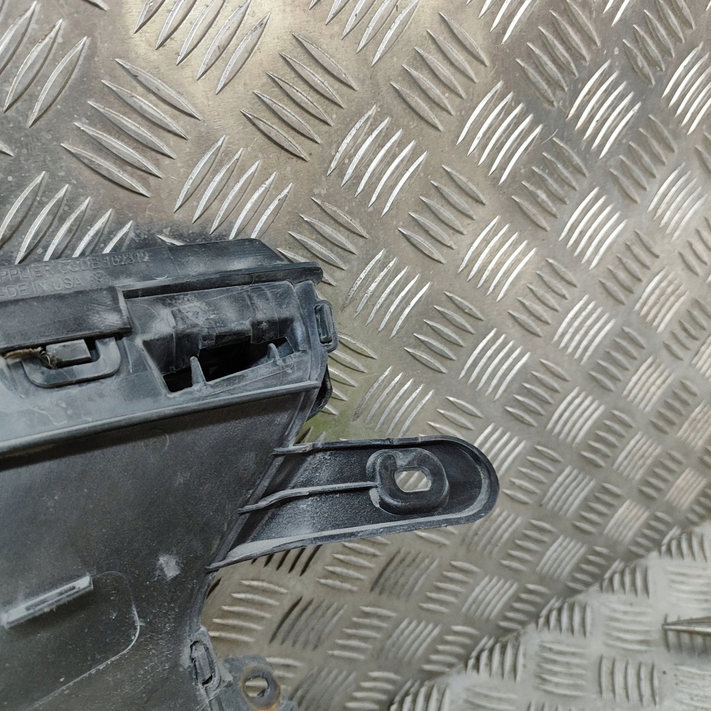 Tesla model x 2018 частина труби впуску повітря в Україні