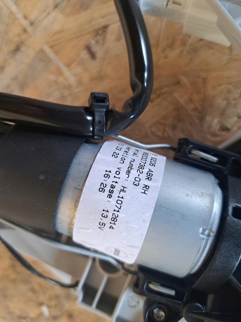 фото №10, Mercedes w206 podajnik шторка правий напрямна