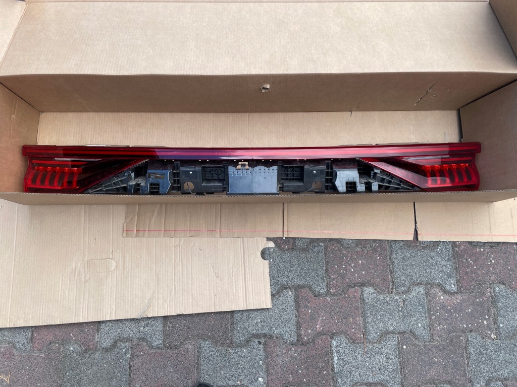 фото №1, Audi q8 4m8 задняя накладка 4m8945095m giełda