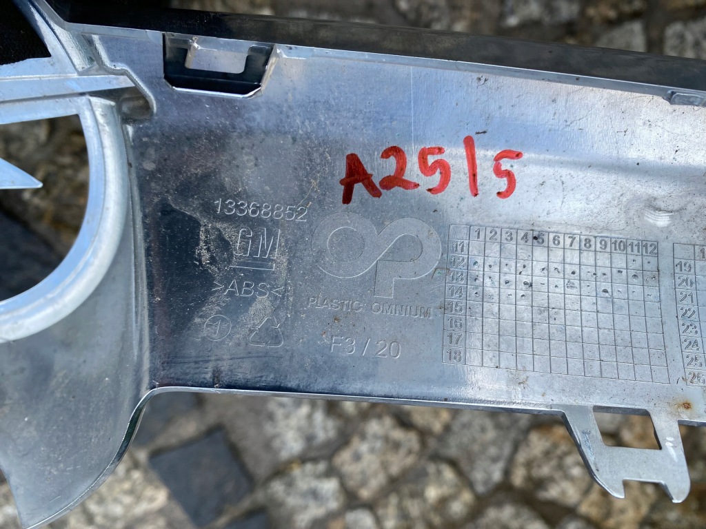 Opel astra iv j рестайлинг  молдинг хром решётка радиатора перед 13368852 13368660 оригинал в Украине