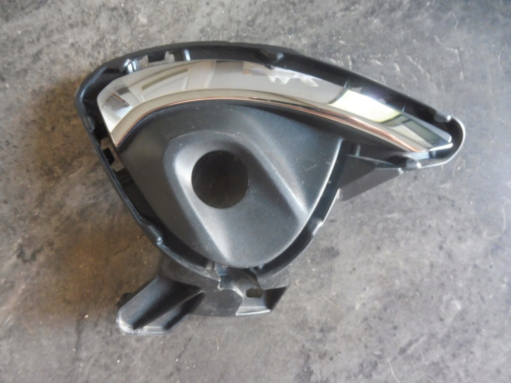 фото №1, Mazda 2 ii решітка w бампер заглушка хром