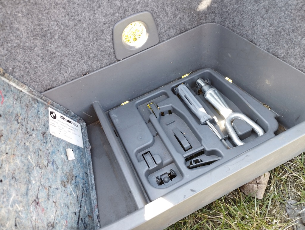 фото №6, Bmw e90 захист обшивка ніша акумулятор багажника 6949965 7070520