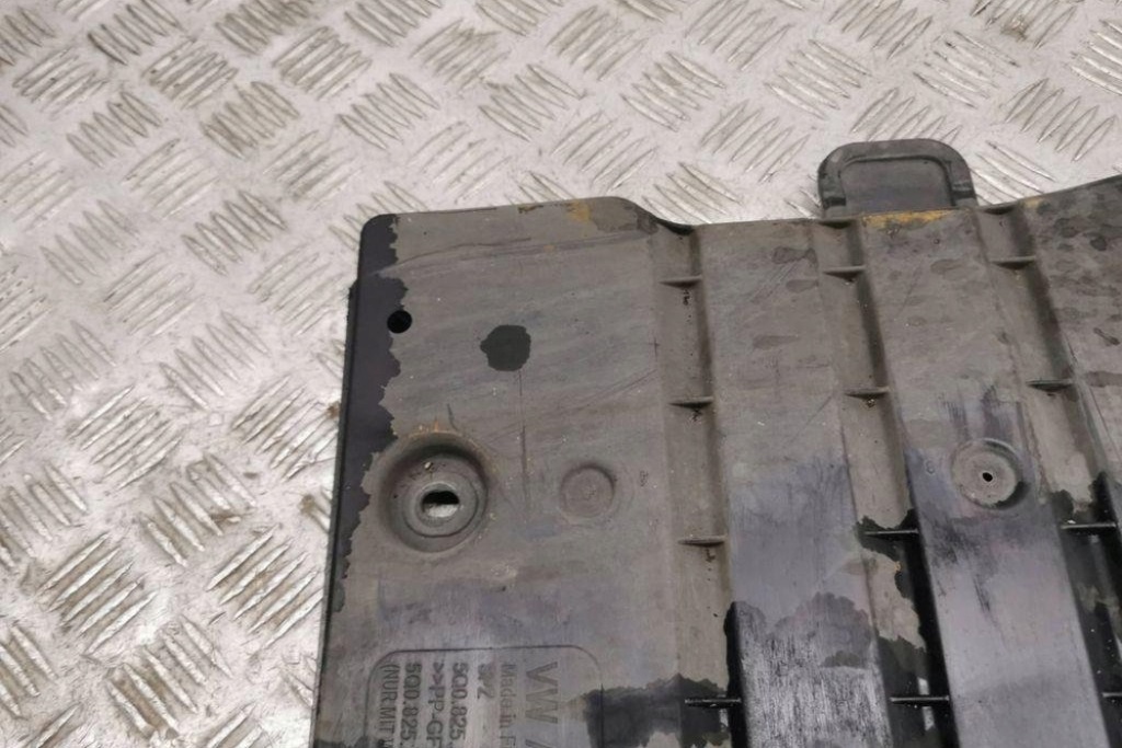 Задняя средняя накладка подвеска seat ateca kh7 5q0825229c 1.6l дизель 2016 с Разборки