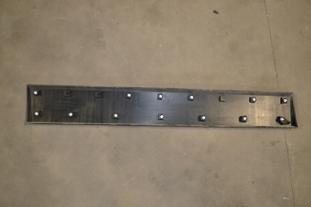 Молдинг дверей бокове  ліва довга trafic 3 vivaro b в Україні