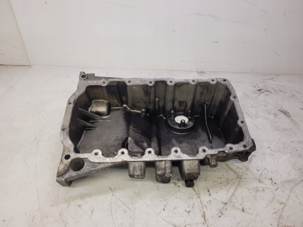 Поддон масляная audi a6 c6 cag 03g103603 03l103601a в Украине