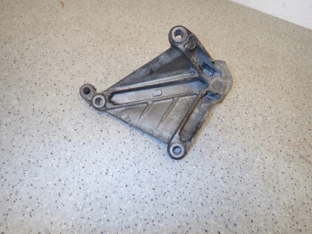 фото №8, Nissan micra k12 1.2i механическая коробка передач 02- кронштейн верхний коробки передач