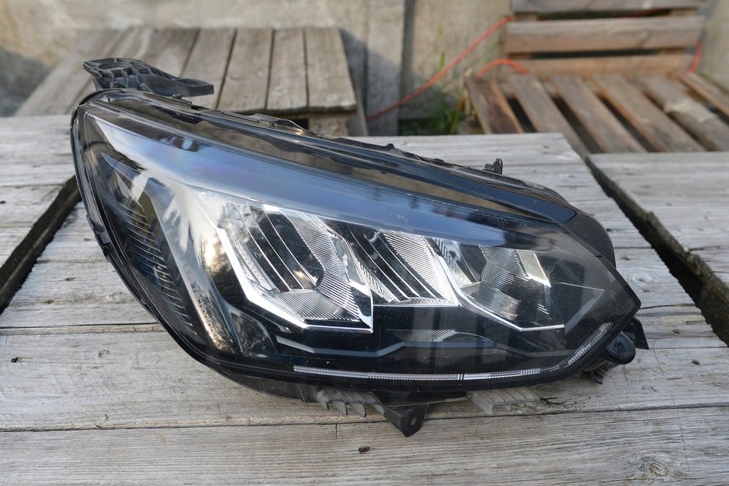 фото №1, Фара лампа правая peugeot 208 90200108