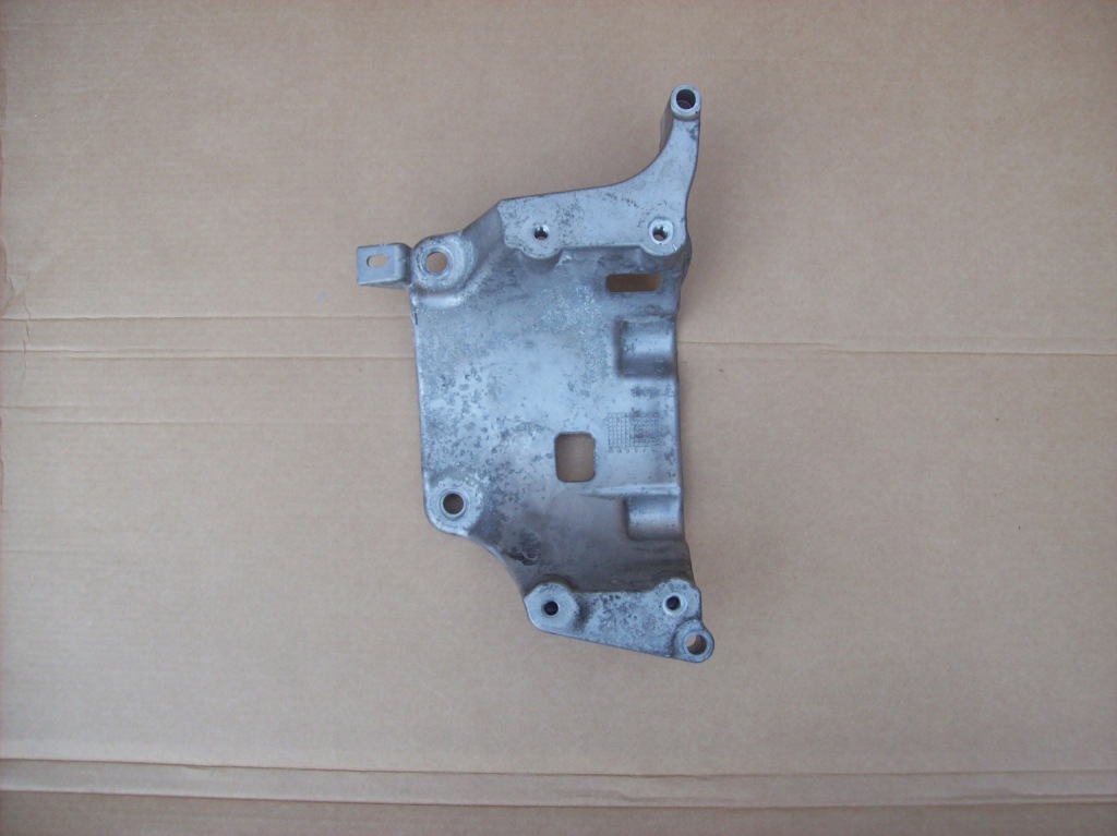 Купити Volvo xc90 2.0 кронштейн генератора 31480101 d420t8