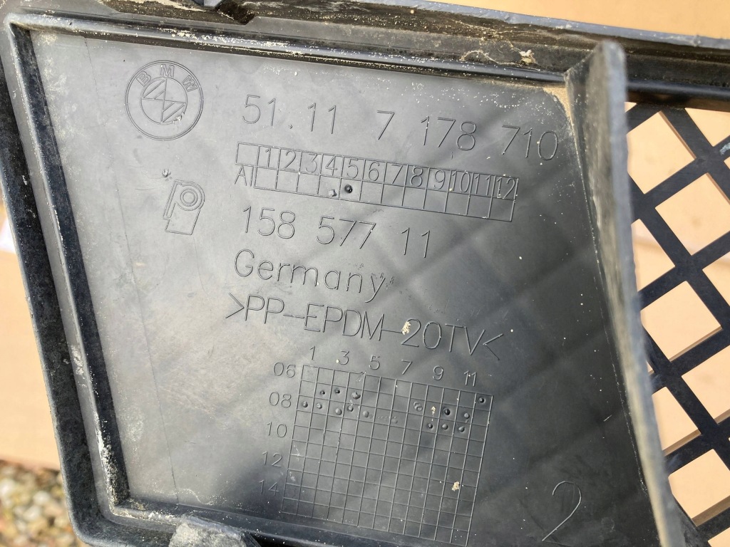 Bmw 1 e82/e88 решётка средняя бампера передний orygi. Оригинал