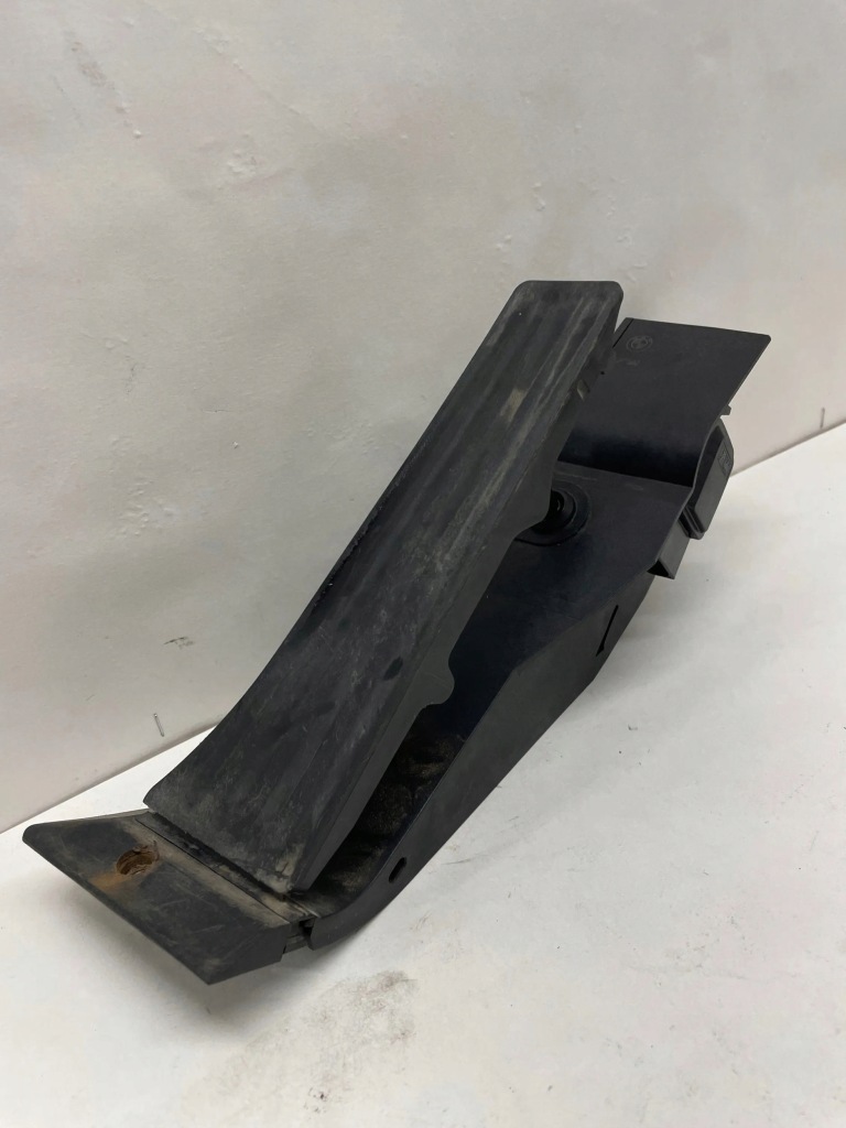 фото №1, Bmw 1 e81 e87 2004 педалі