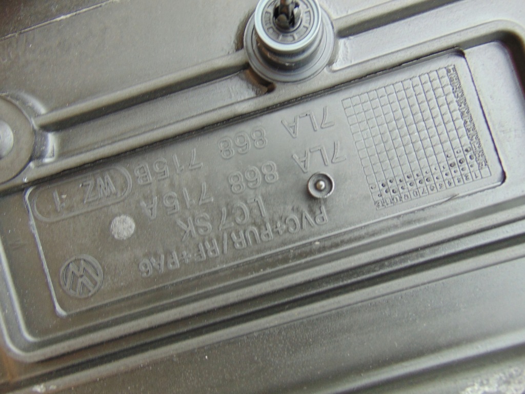 Купить Обшивка левый задний  vw t6 california 7la868715b