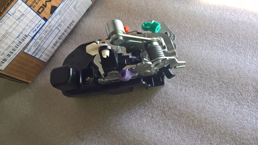 фото №7, Chrysler voyager dodge caravan 2001-07r замок двері передніх l 05109867aa