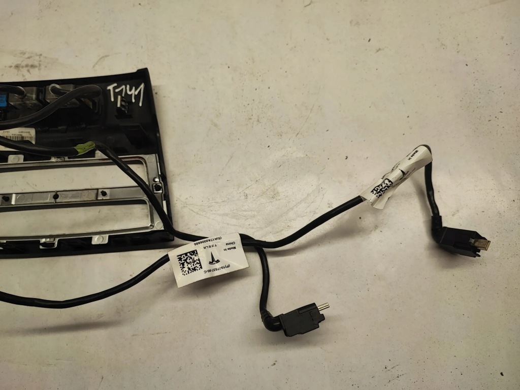 Купити Рамка середня панель приладів tesla model x 106450100a electric 385kw 2017